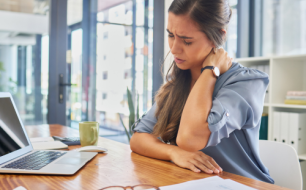 Les Causes Courantes des Douleurs Cervicales et le Rôle Clé des Oreillers Ergonomiques Les Causes Courantes des Douleurs Cervicales et le Rôle Clé des Oreillers Ergonomiques
